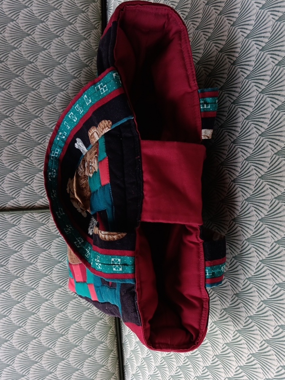 Vintage Quilted Cat Bag With Inside Pocket Top Velcro Closure 11"W X 12"H X 3"D - Picture 3 of 4
